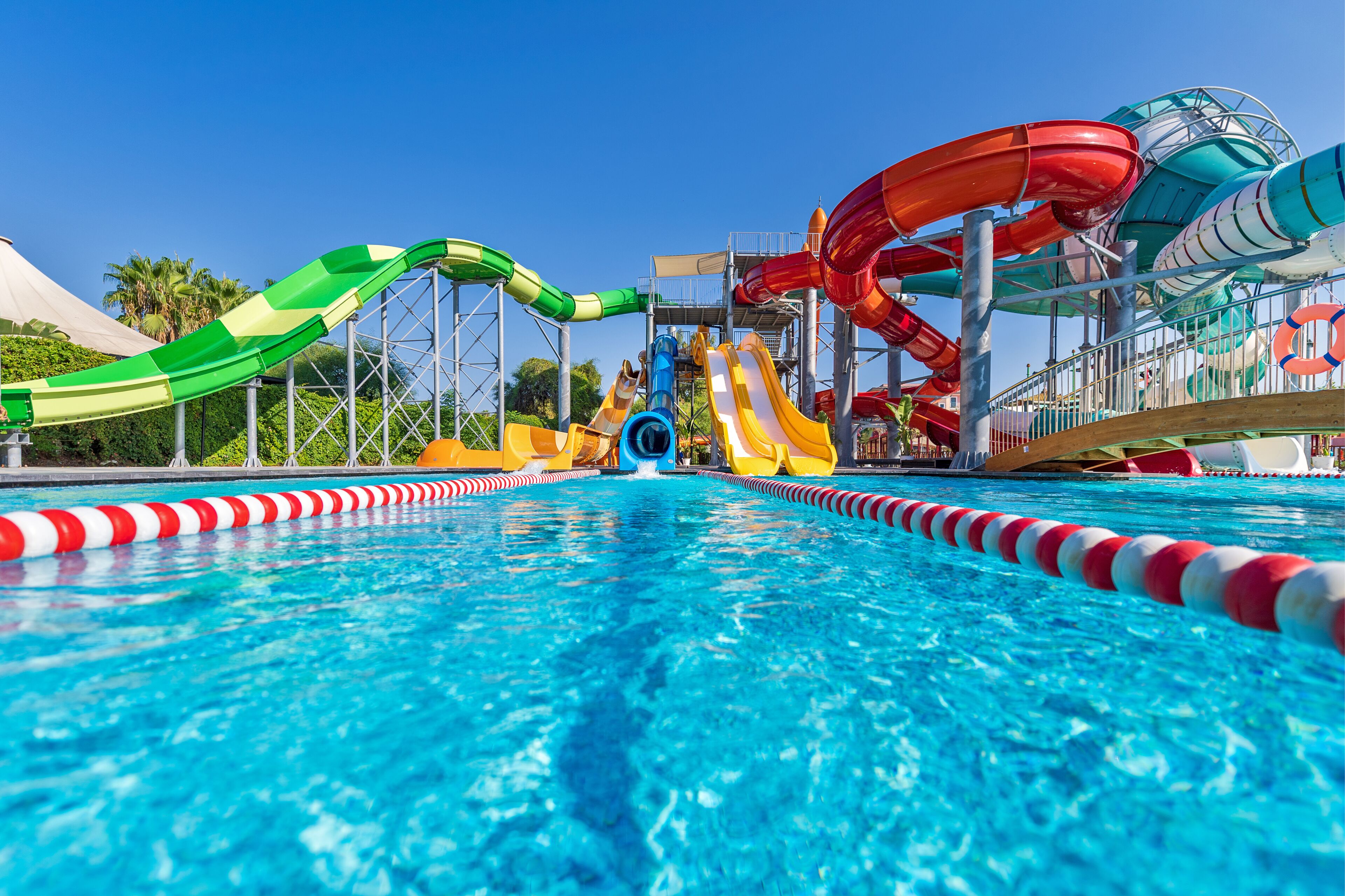 Parque acuático con múltiples toboganes de agua y piscina.