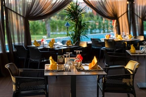 8 restaurants; breakfast, lunch, dinner, and brunch served - Megasaray Club Belek (Serik)