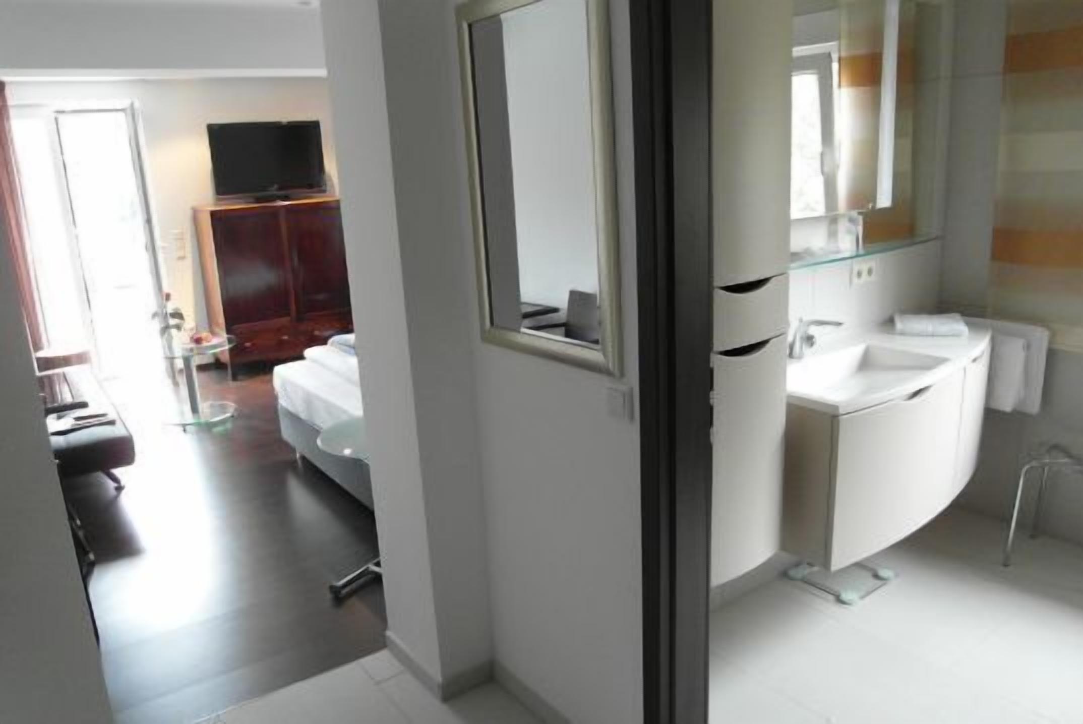 Standard Single Room | Bar mini, peti besi dalam bilik, meja, langsir/tirai gelap terus 