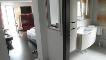 Standard Single Room | Bar mini, peti besi dalam bilik, meja, langsir/tirai gelap terus