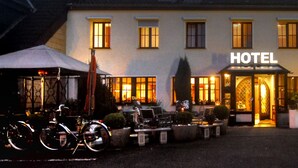 Façade de l’hébergement  – soirée/nuit