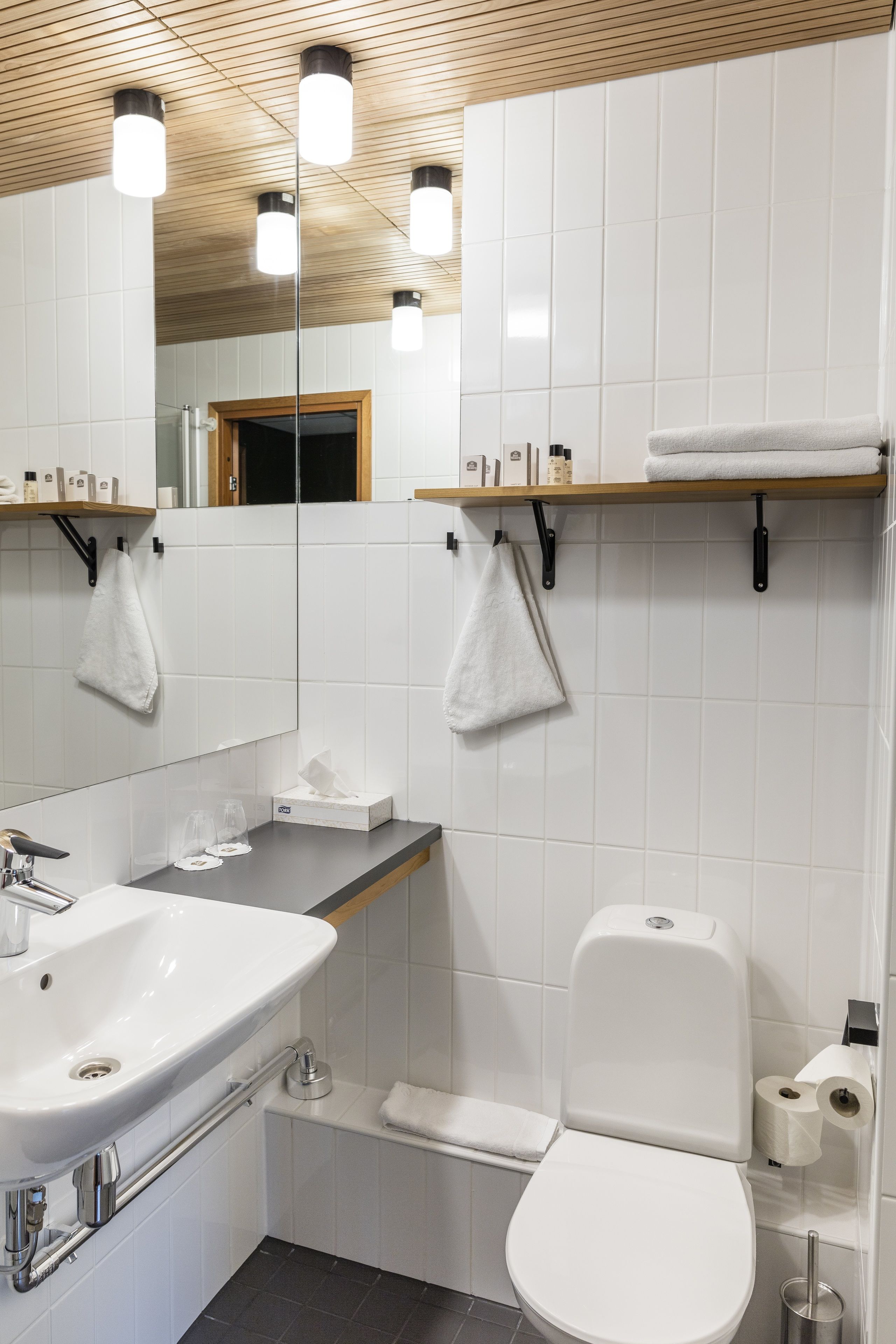 standard twin room | bathroom | shower, hair dryer, bidet, towels