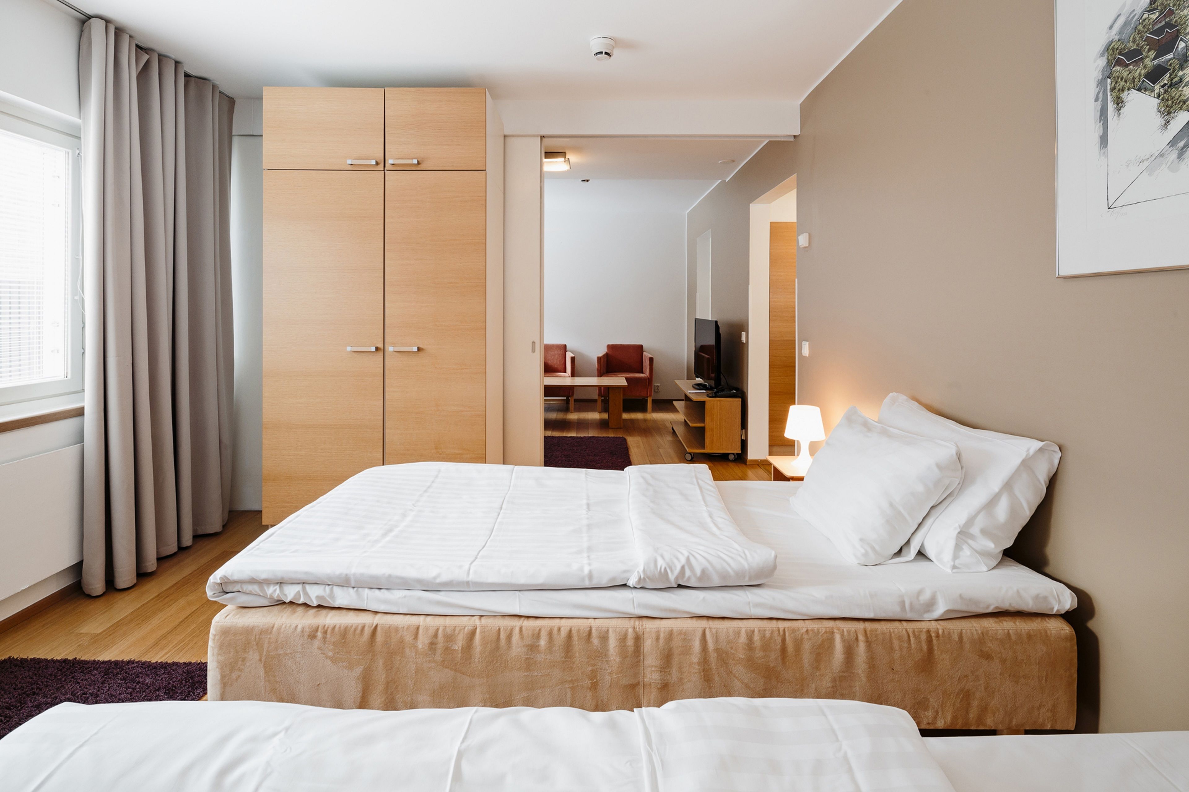 desk, free wifi, bed sheets