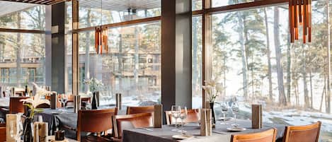 Petit déjeuner, déjeuner et dîner servis sur place, vue sur la mer