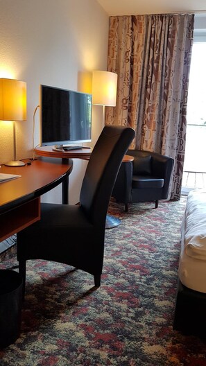 Escritorio, tabla de planchar con plancha, cunas y wifi gratis 