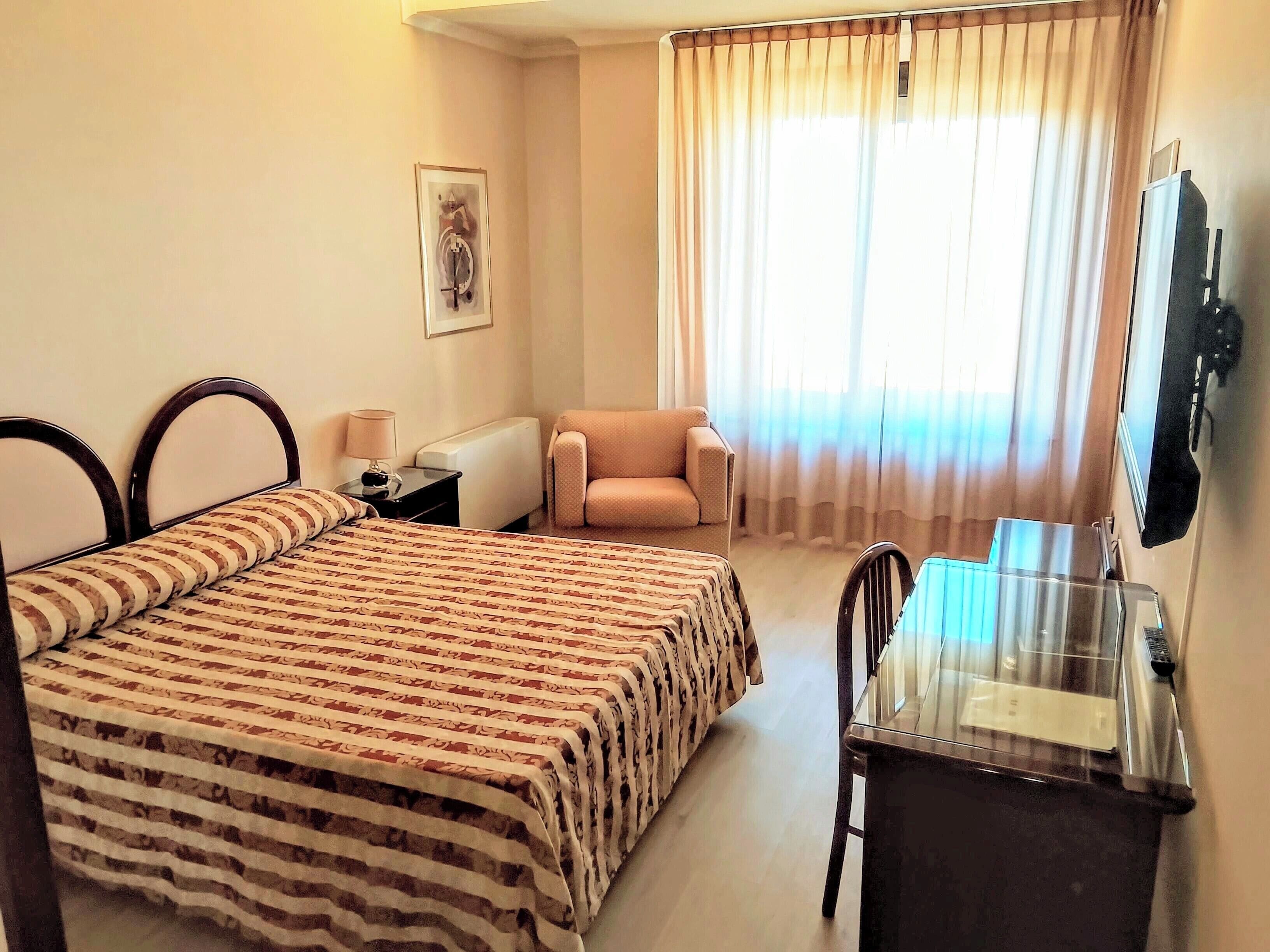 Minibar, két bảo mật tại phòng, bàn 