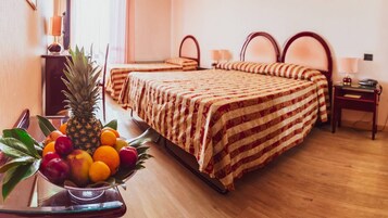 Minibar, caja de seguridad en la habitación, escritorio y cunas 