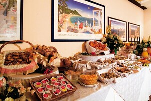 Serviço de almoço e jantar, vistas para o jardim 