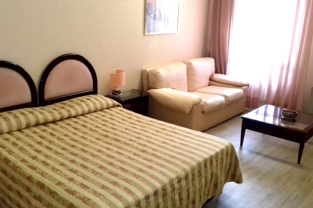 Standard Room | Minibar, in-room safe, desk, cots/infant beds