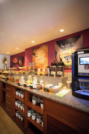 Desayuno buffet diario (PEN 60 por persona)