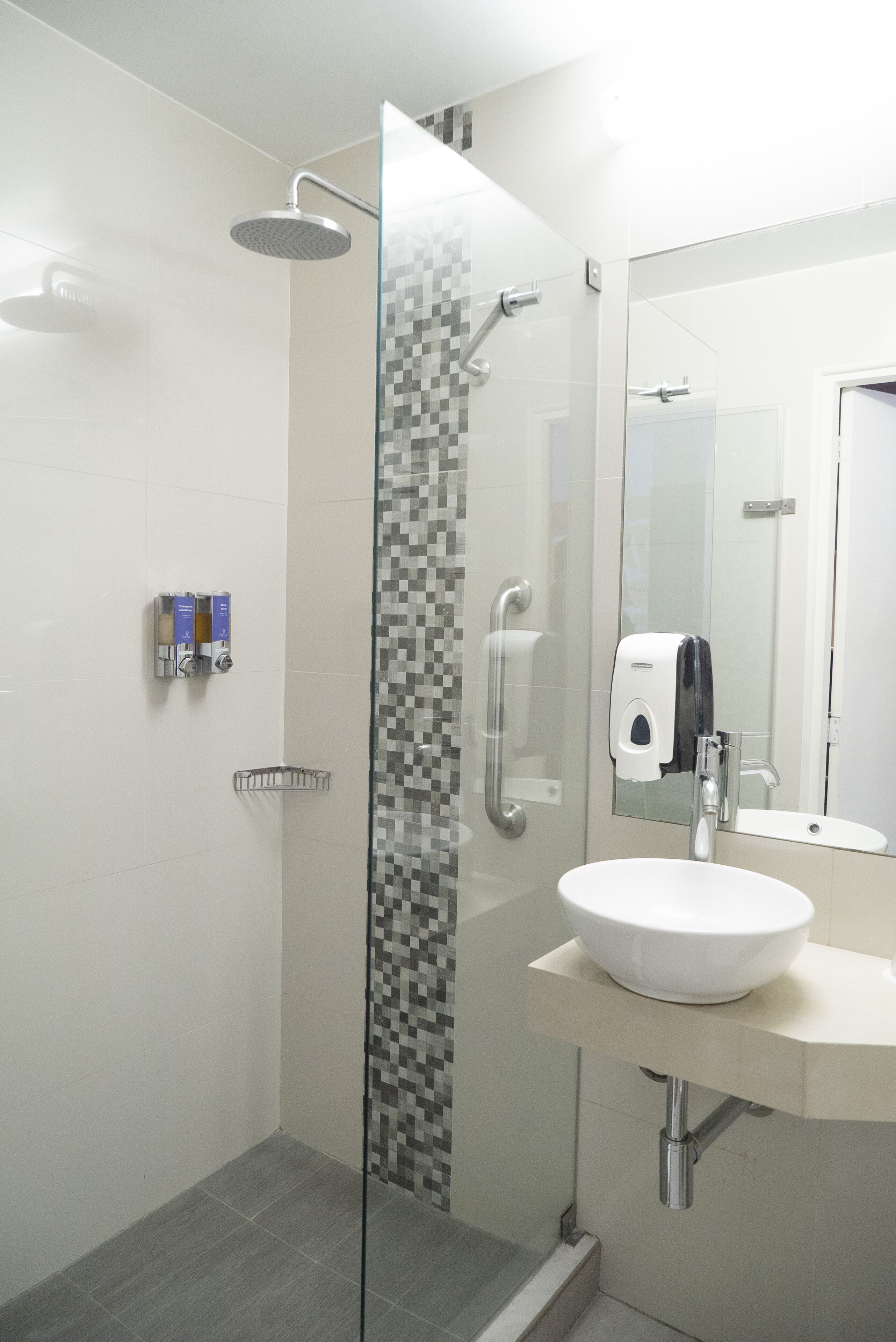 traditional room, 1 queen bed | bathroom | shower, free toiletries, hair dryer, towels