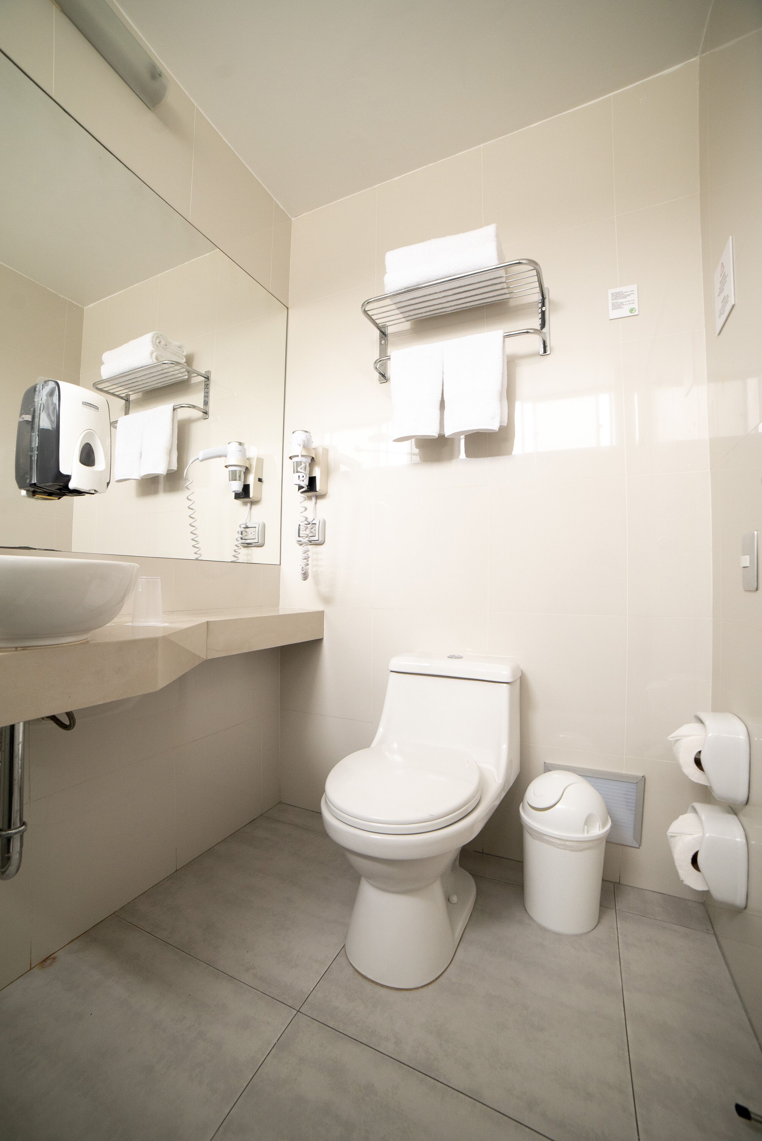 traditional room, 1 queen bed | bathroom | shower, free toiletries, hair dryer, towels