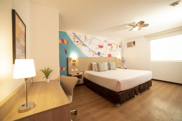 Traditional-Zimmer, 1 Queen-Bett | Zimmersafe, Schreibtisch, laptopgeeigneter Arbeitsplatz