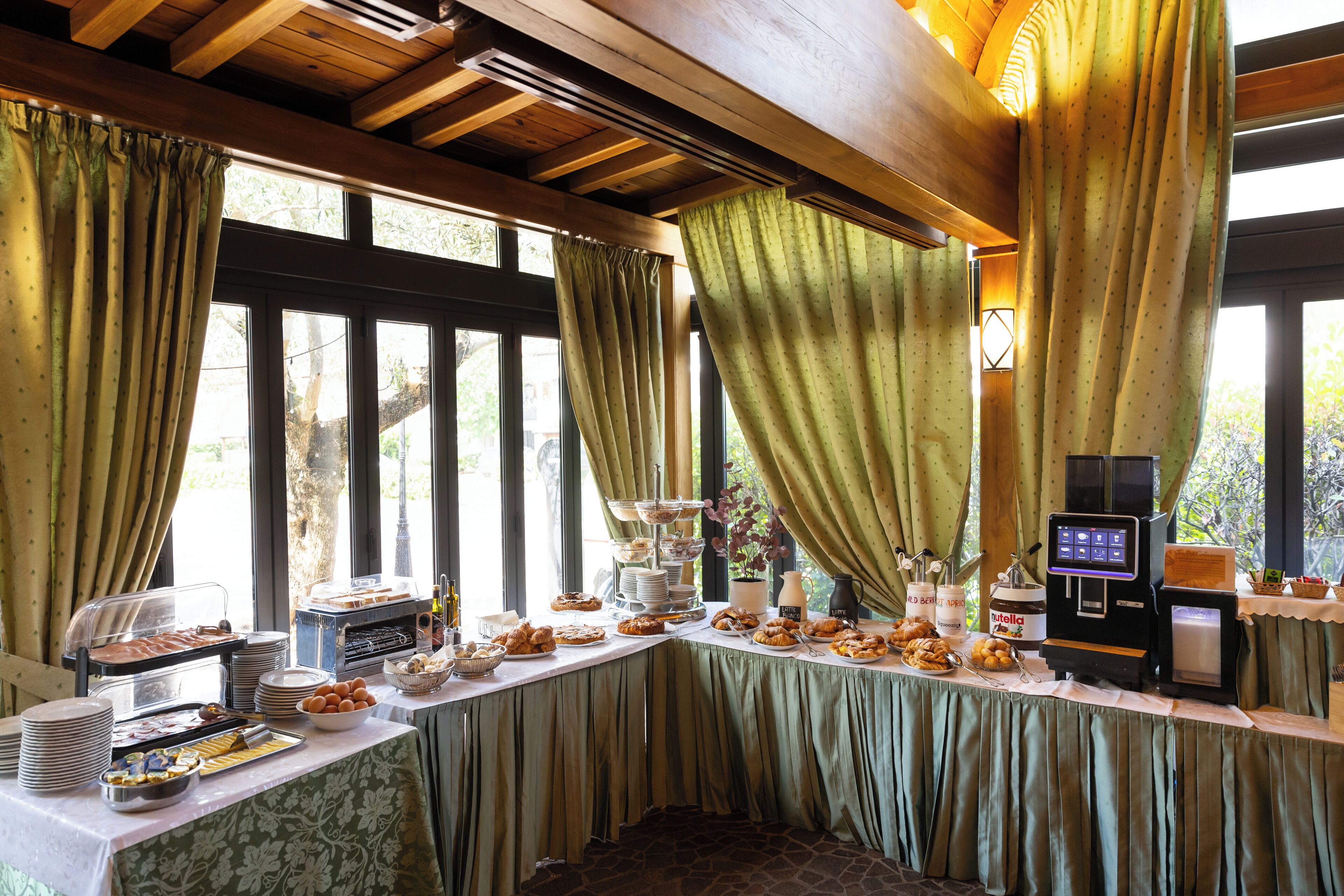 daily continental breakfast (eur 10 per person)