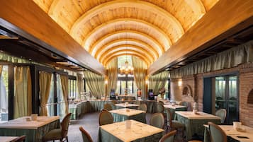 Kontinental frukost varje dag (EUR 10 per person)