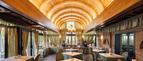 Daily continental breakfast (EUR 10 per person)