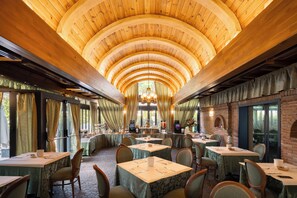 Desayuno continental diario (EUR 10 por persona)