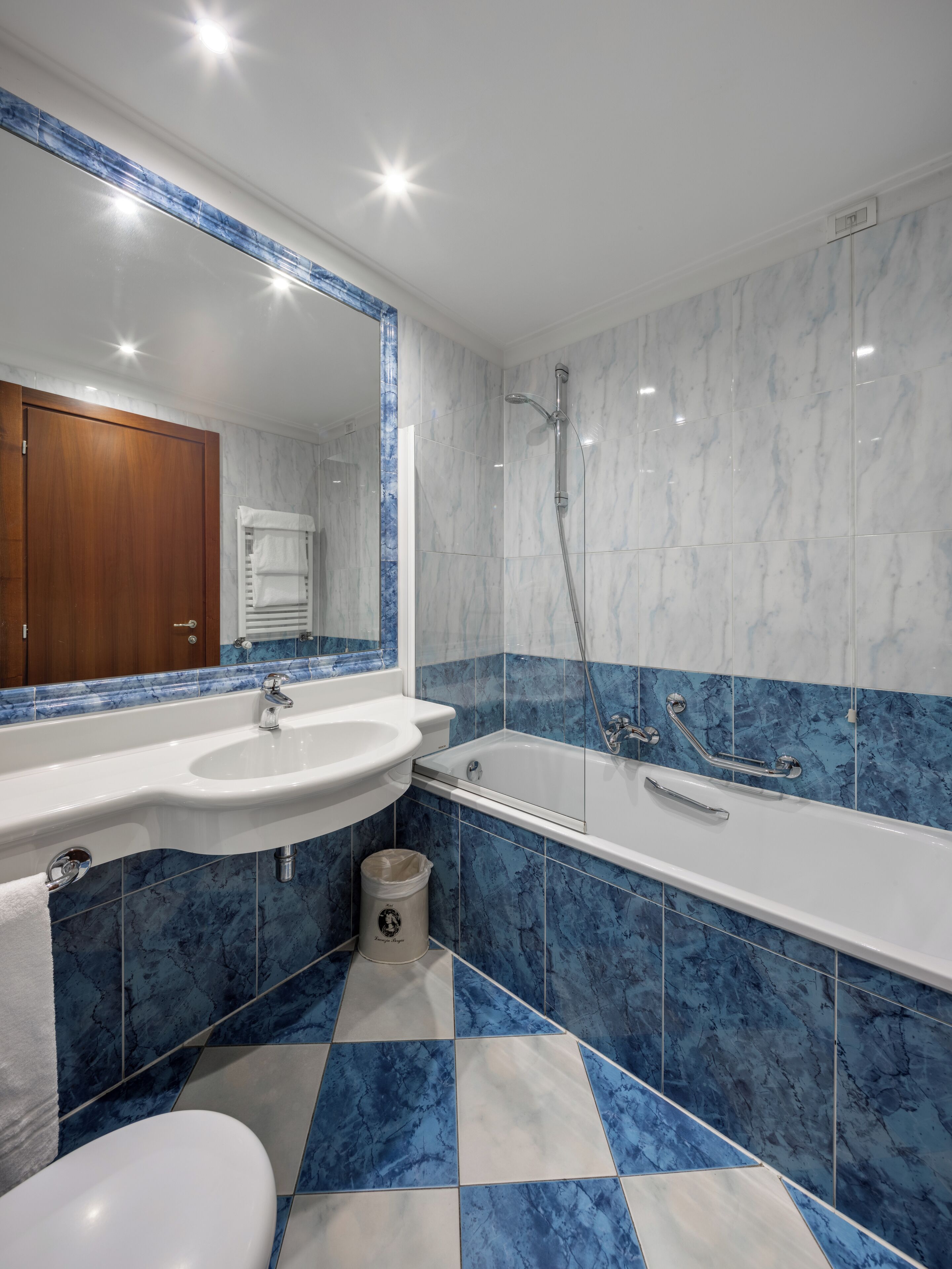 business double room | premium bedding, in-room safe, individually decorated