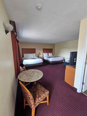 Family Room | Living area | Flat-screen TV - Huntsville Inn (Huntsville)