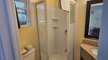 Standardzimmer, 1 Queen-Bett | Badezimmer | Duschwanne, kostenlose Toilettenartikel, Haartrockner, Handtücher