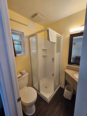 Kamar Standar, 1 Tempat Tidur Queen | Kamar mandi | Kombinasi shower/bathtub dan perlengkapan mandi gratis