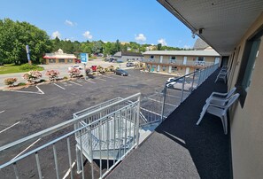 Property grounds - Huntsville Inn (Huntsville)