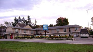 A motel with a sign reading "Huntsville Inn" in front. - Huntsville Inn (Huntsville)