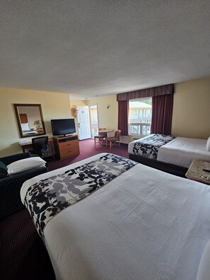 Family Room | Desk, iron/ironing board, free WiFi, bed sheets - Huntsville Inn (Huntsville)
