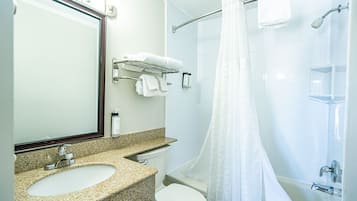Ein Badezimmer mit Marmorwaschtisch, Toilette, Duschkabine mit Vorhang und Spiegel mit Handtuchhalter.