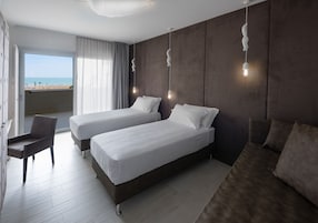 Minibar, caja de seguridad en la habitación y escritorio 