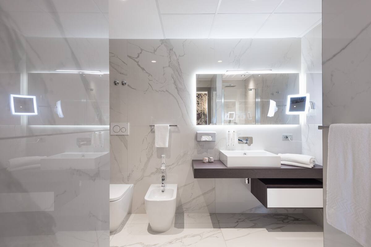 deluxe suite, garden view | bathroom | shower, hair dryer, bathrobes, bidet