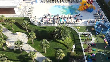 Inomhuspool, en säsongsöppen utomhuspool, parasoller och solstolar