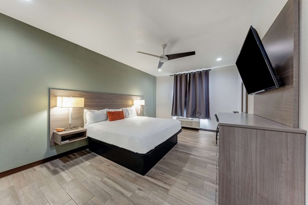 1 bedroom, hypo-allergenic bedding, minibar, desk