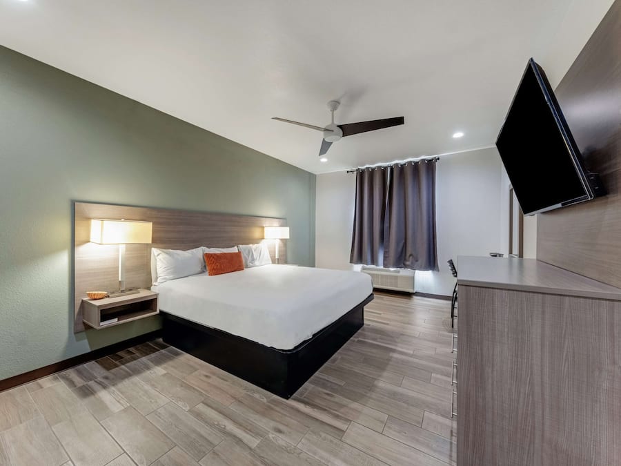 1 bedroom, hypo-allergenic bedding, minibar, desk