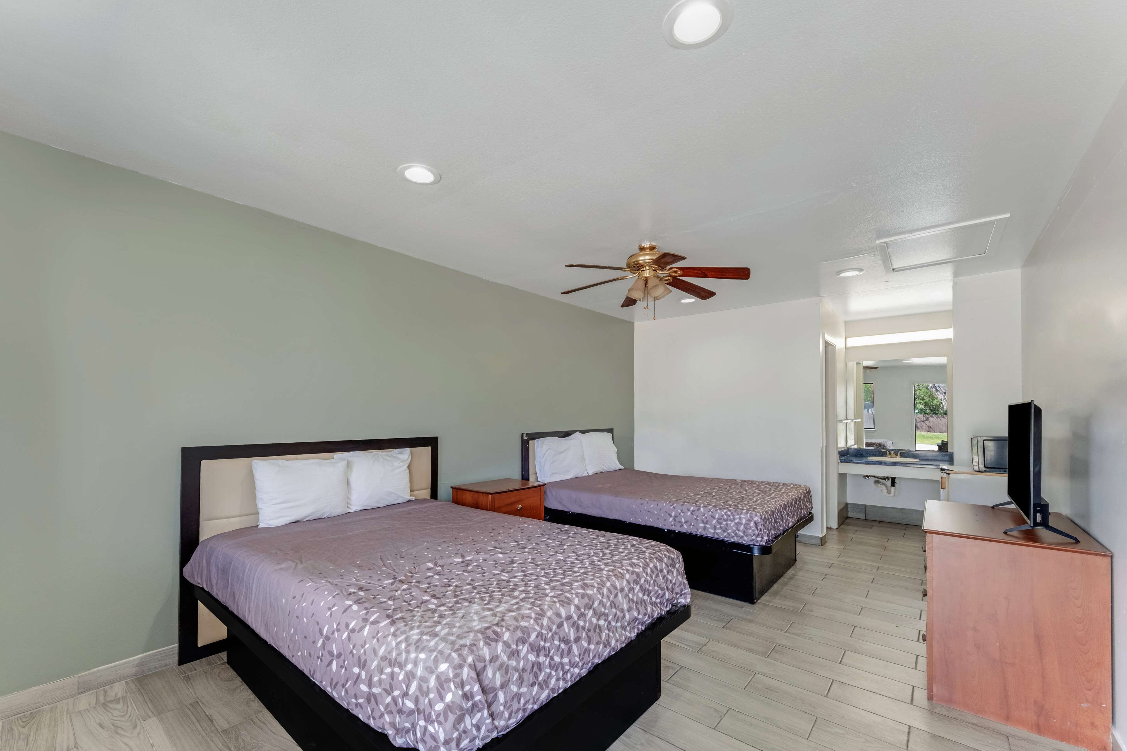 1 bedroom, hypo-allergenic bedding, minibar, desk