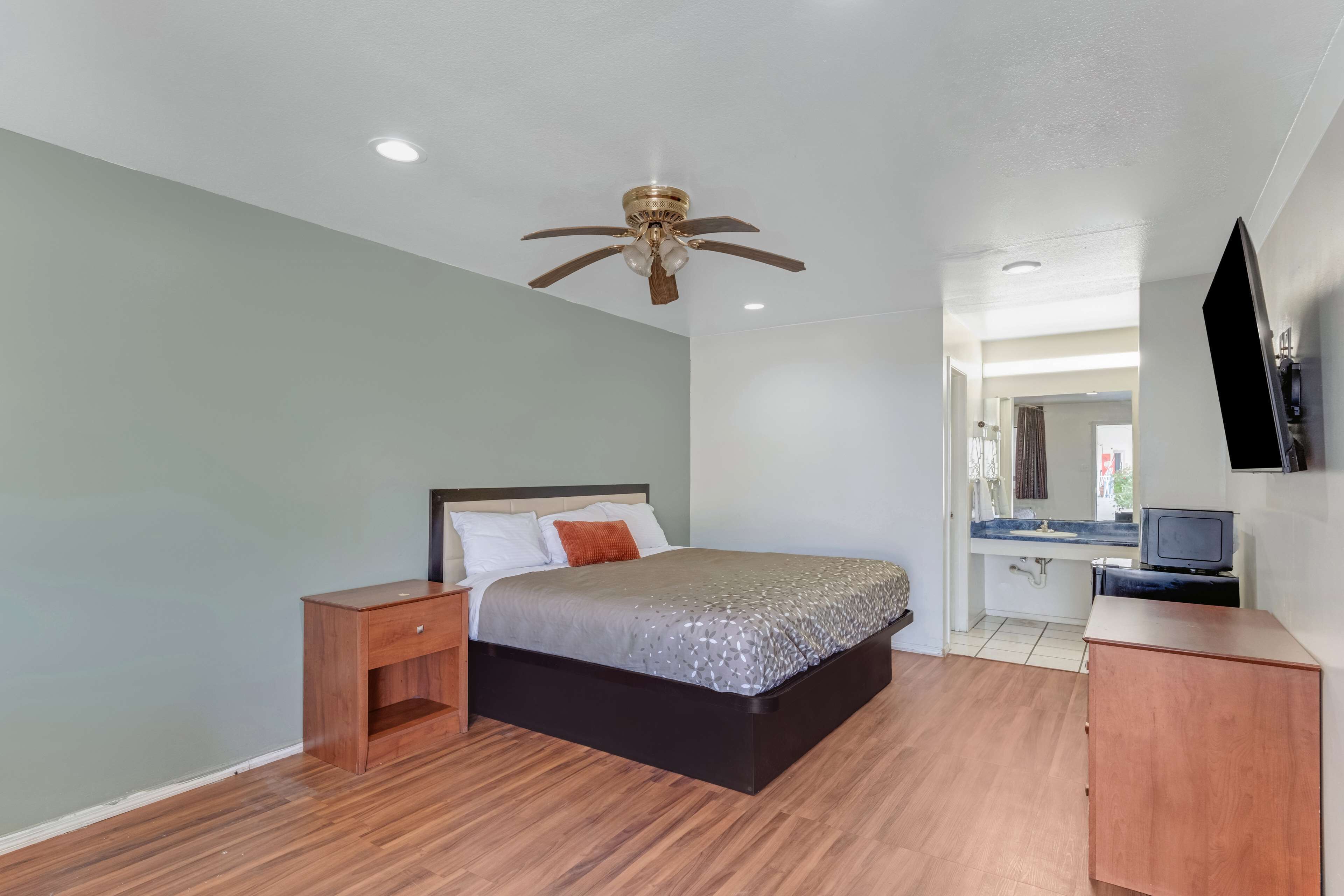 1 bedroom, hypo-allergenic bedding, minibar, desk