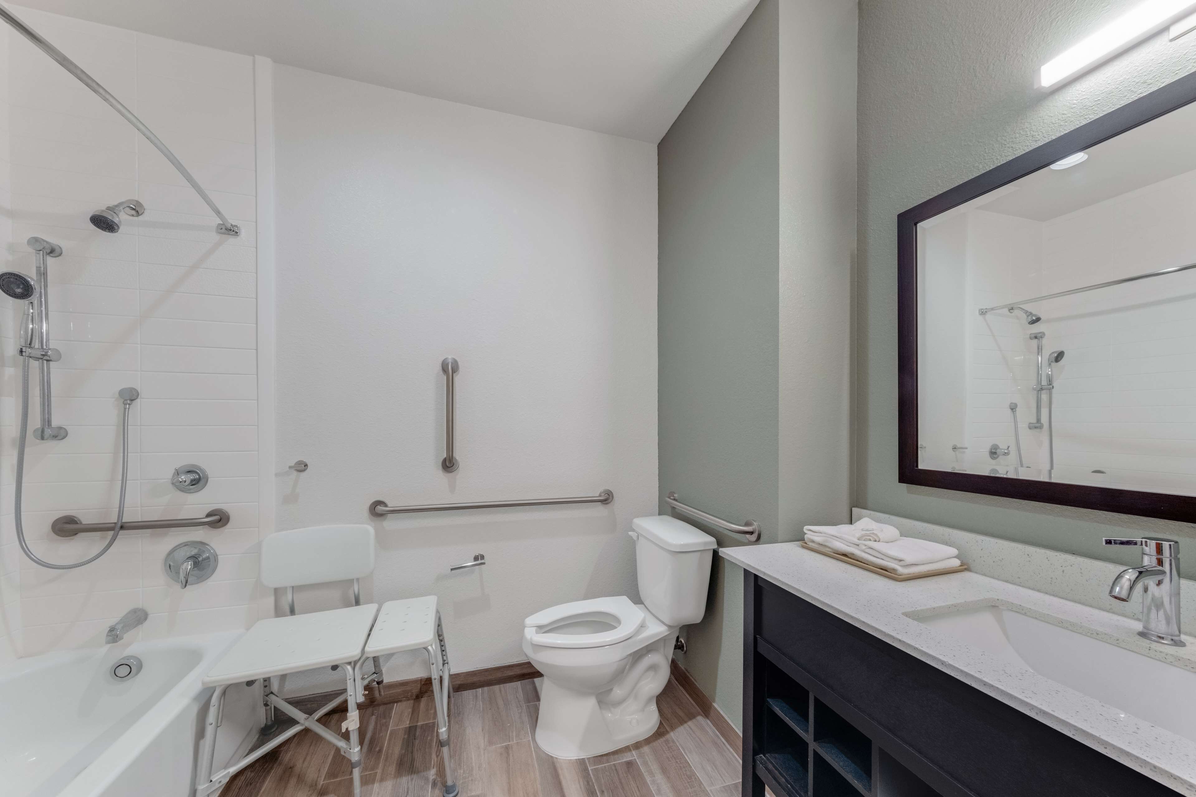 1 bedroom, hypo-allergenic bedding, minibar, desk