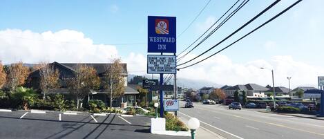 Zona comercial con un letrero que indica 'WESTWARD IN' y el hotel 'Agate 21'.