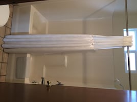 Bañera con ducha, artículos de tocador gratuitos, secador de pelo