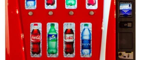 Een Coca-Cola automaat met diverse drankjes.