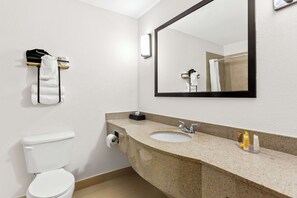 Egyptian cotton sheets, pillowtop beds, minibar, individually decorated - Sonesta Essential Beaumont (Beaumont)