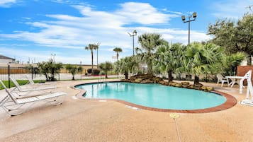 حمّام سباحة خارجي