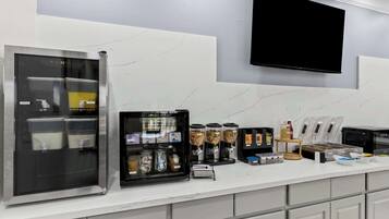 بوفيه فطور مجانًا يوميًا