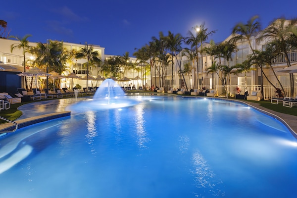 Piscina coperta, piscina all'aperto, lettini