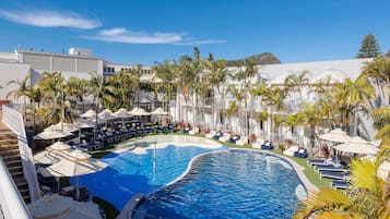 Una piscina techada, una piscina al aire libre