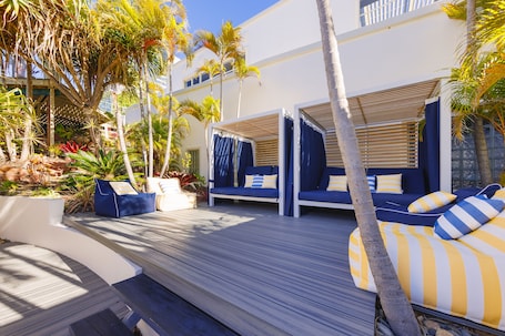 Una piscina techada, una piscina al aire libre. Ramada Resort by Wyndham Shoal Bay