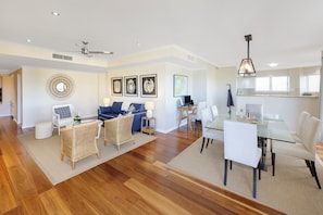 Phòng Deluxe (Three Bedroom, Bayview) | Khu phòng khách | TV màn hình phẳng 30-inch có truyền hình cáp, TV 