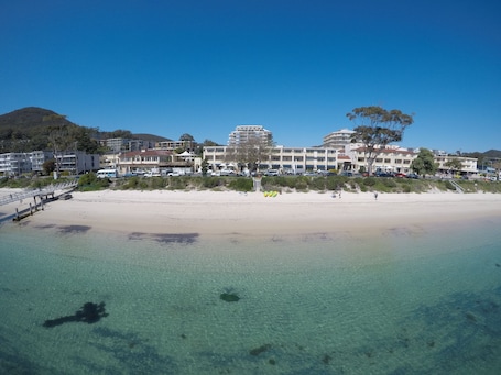 Una playa cerca, arena blanca. Ramada Resort by Wyndham Shoal Bay