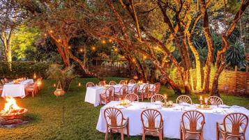 3 restaurants; breakfast, lunch and dinner served