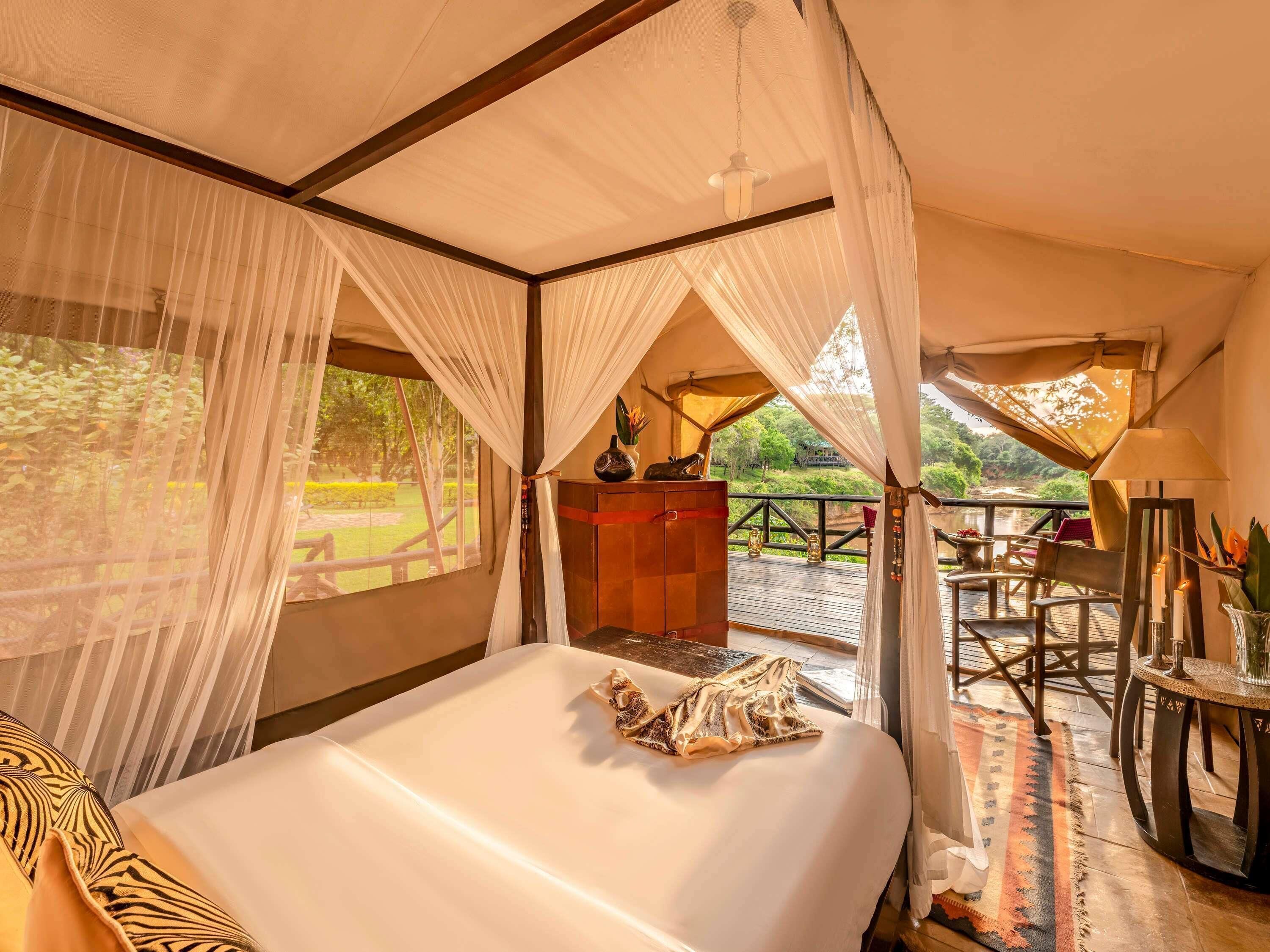 Room, 1 Katil Ratu (Queen) (Riverfront Tent with Queen Bed) | Tilam berlapik, bar mini, peti besi dalam bilik, meja 